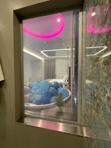 una finestra con una ciotola di palle in una stanza di Hotel 2000 a Giugliano in Campania