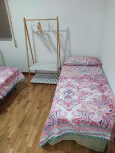 Habitación con suelo de madera y 2 camas en Apartamento Poniente con dos baños centrico, en Logroño