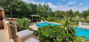 a swimming pool with a gazebo and some plants at Villa Lei Rore in Le Thoronet