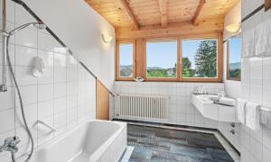 Koupelna v ubytování Gasthaus Schiff + 37 fotografií