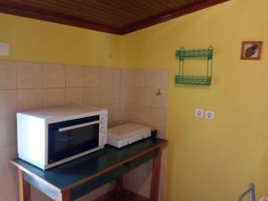 a microwave sitting on a counter in a kitchen at Akis Garden in Anemómylos