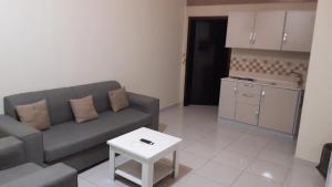 a living room with a couch and a table at شقق لانا ينبع in Yanbu