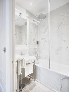 Bathroom sa Hôtel de Boisgelin
