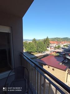 un balcone con vista su un edificio di Mercy Deluxapartment a Visoko