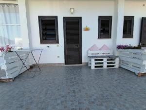 een kamer met witte muren en zwarte deuren en ramen bij Piccolo Ulivo B&B Salento in Vernole