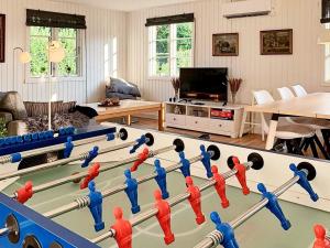 - un salon avec une grande table et un grand billard dans l'établissement 7 person holiday home in Kirke Hyllinge, à Kirke-Hyllinge