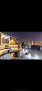 une photo d'un bâtiment avec bancs et lumières dans l'établissement Swan Street Townhouse Hot Tub & Roof Terrace, à Manchester