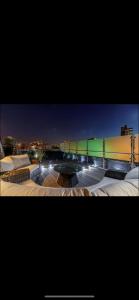 un parque de patinaje nocturno con luces encendidas en Swan Street Townhouse Hot Tub & Roof Terrace en Mánchester