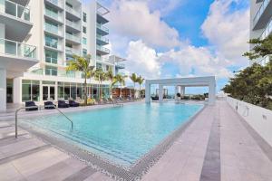 - une piscine au milieu d'un bâtiment dans l'établissement Desing district, great apartment, à Miami