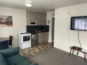 Televízia a/alebo spoločenská miestnosť v ubytovaní Cranford Cottages and Motel