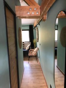 un couloir menant à un salon avec une table dans l'établissement Le petit clocher de Cassis, à Cassis