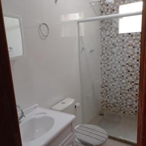 a bathroom with a shower and a toilet and a sink at Apto Jockey 4 in Campos dos Goytacazes