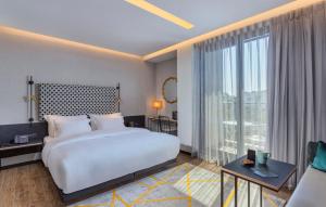 Una cama o camas en una habitación de Numa Hotel Jaffa