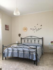 1 dormitorio con 1 cama con pájaros en la pared en B&B Al Campanile, en Taranto