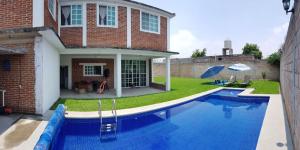 una piscina en el patio de una casa en Casa en Cuautla para 16 personas, en Cocoyoc