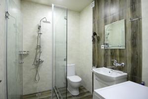Koupelna v ubytování МИХАИЛ 1 + 10 fotografií