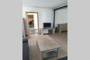 TV a/nebo společenská místnost v ubytování Maison située à 1km du circuit de Francorchamps