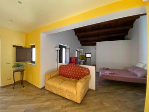 ein Wohnzimmer mit einem Sofa und einem Bett in der Unterkunft Monolocale Sant'Andrea in Palermo