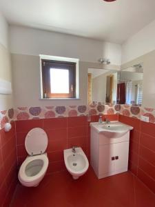 ein Bad mit einem WC und einem Waschbecken in der Unterkunft Monolocale Sant'Andrea in Palermo