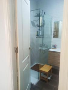 a bathroom with a glass shower and a sink at Fantástico ático con terraza, garaje, wifi, con todo para playa, piscina y casa y no facturar maletas! in El Portil