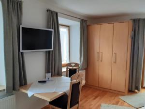 TV a/nebo společenská místnost v ubytování Gästehaus Hosp