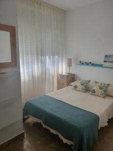 A bed or beds in a room at Apartamento en Isla Cristina Puerto Deportivo