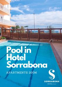 ピネダ・デ・マールにあるApartments Sorrabonaの海の景色を望むホテルソレントアパートメントのプールを利用できます。