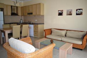 ベレキにあるAntalya belek sama river golf apart second floor 2 bedrooms pool view close to centerのリビングルーム(ソファ、テーブル付)