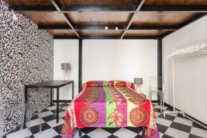 a bedroom with a bed and a checkered floor at Casa vacanze a pochi passi da Villa Bellini in Catania