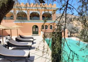 ein Resort mit einem Pool und einem Gebäude in der Unterkunft Gîte Forest Kasbah in Kasba et Tahar