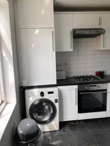 Pleasant Two Bed-Room Flat Near Portobello Market