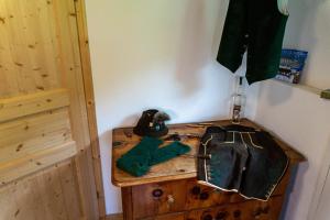 una mesa de madera con sombrero y guantes verdes en Apartment Haider 1, en Obertraun