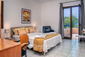 Un pat sau paturi într-o cameră la Zeus Sublime Villa 5 bedrms HEATED POOL by Coral Sun Villas, +95 fotografii