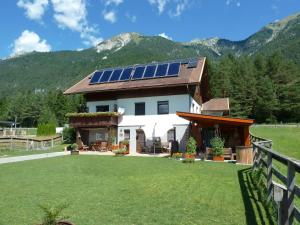 プレッセッガー・ゼーにあるTom's Hütteの屋根に太陽光パネルを敷いた家