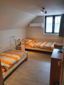 1 dormitorio con 2 camas y ventana en Berger Pince és vendégház, en Császártöltés