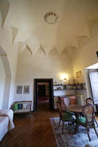 アレッサーノにあるPalazzo Ducale Sangiovanniのテーブルと椅子のあるリビングルーム