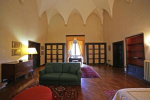 アレッサーノにあるPalazzo Ducale Sangiovanniのリビングルーム(緑の椅子、ソファ付)