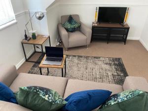 Posezení v ubytování Lovely 1 bed split level flat in Ramsgate