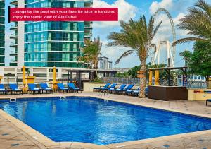 Majoituspaikassa Ramada Hotel, Suites and Apartments by Wyndham Dubai JBR tai sen lähellä sijaitseva uima-allas