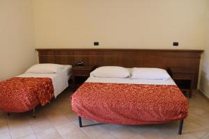 En eller flere senge i et værelse på Hotel La Locanda Del Borgo
