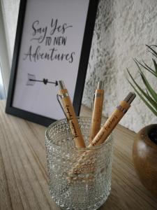 a glass container filled with pens on a table at Familienfreundliche Ferienwohnung mit Wohlfühlbalkon und kostenlosem Parkplatz nahe Messe und Bodensee in Meckenbeuren