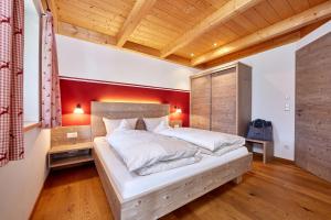En eller flere senge i et værelse på Ferienhaus Alpinissimo