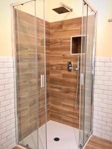 um chuveiro na casa de banho com paredes de madeira em Casa Maka' em Olbia