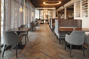 a restaurant with tables and chairs and a bar at Hotel Zeitgeist Warburg KG in Warburg