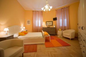 una camera con letto, divano e sedia di Antico Borgo Teresiano a Trieste
