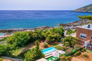 uma vista aérea de um resort e do oceano em Villa Lina em Marina Serra