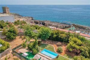 una vista aérea de un complejo con piscina y el océano en Villa Lina en Marina Serra