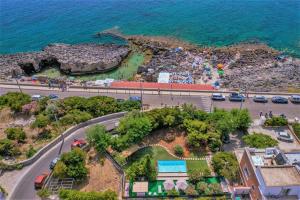 uma vista aérea de uma praia e do oceano em Villa Lina em Marina Serra