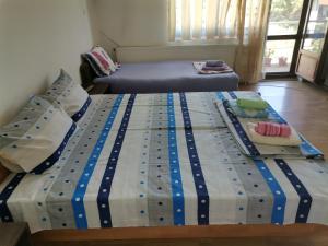 2 camas individuales en una habitación con cama sidx sidx sidx sidx en Smeštaj Urošević, en Golubac