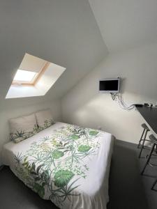 - une chambre avec un lit, une fenêtre et une télévision dans l'établissement Gîte dans le vignoble de Bourgueil, à Le Port Boulet